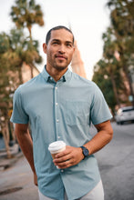 Load image into Gallery viewer, Mizzen+Main Leeward SS Dress Shirt / Pale Blue Clover
