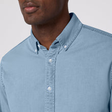 Load image into Gallery viewer, Mizzen+Main Nash Chambray Shirt / Light Wash
